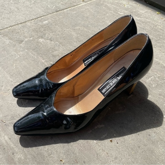 [9] Vintage Stuart Weitzman Classic Black Patent Leather & Gold Pumps Women’s - Picture 3 of 11